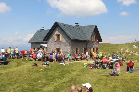 Pogled na prizorišče ob Krekovi koči, kjer se je na Jakobovo nedeljo zbralo več kot petsto ljudi / Foto: Alojz Lotrič