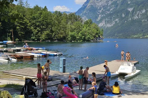 Največja gorenjska turistična središča, tudi Bohinj, so v teh dneh polna domačih in tujih gostov / Foto: Nika Toporiš