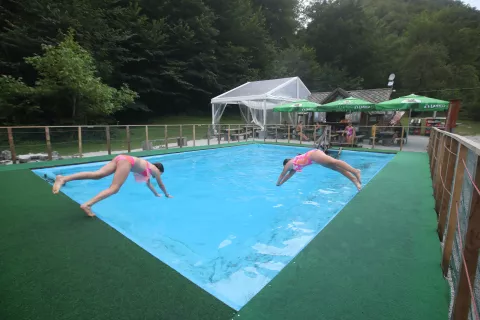 Ob bazenu v Kopačnici je letos spet bolj živahno, saj je znova zaživela tudi gostinska ponudba. / Foto: Gorazd Kavčič