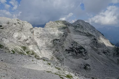 Pogled na greben, ki nas bo vodil do Cmira, čigar vrh je skrajno desno. / Foto: Jelena Justin