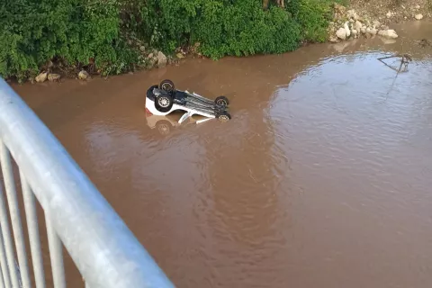 Avtomobil je v reki Sori obstal na strehi. Voznik je na kraju umrl. / Foto: Arhiv Pu Kranj