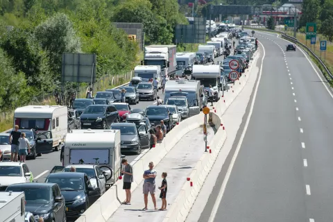 Večina tranzitnega prometa je v letošnjem poletju ostala na avtocesti, zastojev skozi Jesenice je bilo zato bistveno manj kot lani. / Foto: Nik Bertoncelj