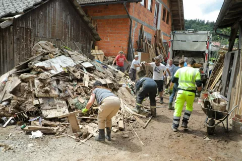 izredne razmere Gorenjska poplave poplava 8.8.2023 Škofja loka območje Puštal številni prostovoljci / Foto: Tina Dokl