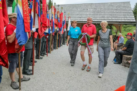 V počastitev spomina na ustanovitev Cankarjevega bataljona so predstavniki Območnega združenja borcev za vrednote NOB Radovljica položili venec. / Foto: Tina Dokl