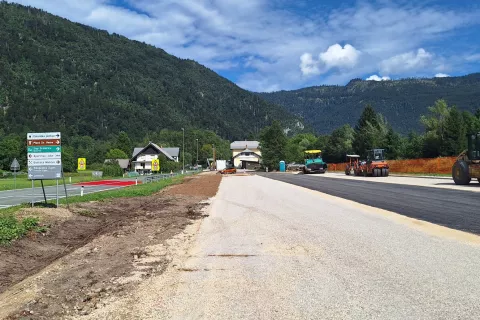 Tik ob cesti pri železniški postaji na Nomenju bo obiskovalcem Bohinja in domačinom na voljo sto novih parkirnih mest. / Foto: Marjana Ahačič