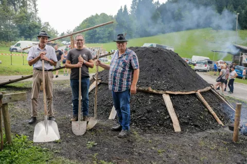 prikaz oglarjenja slovesen prižig kope Grebljica Stari vrh občina Gorenja vas Poljane / Foto: Tina Dokl