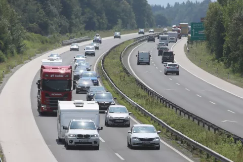 avtomobili gorenjska avtocesta AC varnostna razdalja me vozili vozila tovornjak počitnice prikolica avtodom Kranj vzhod zahod avtomibil / Foto: Gorazd Kavčič