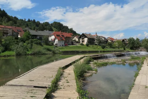 Na sicer priljubljenem škofjeloškem kopališču v Puštalu zadnje dni ni bilo kopalcev, voda pa je bila tudi precej kalna. / Foto: Vilma Stanovnik