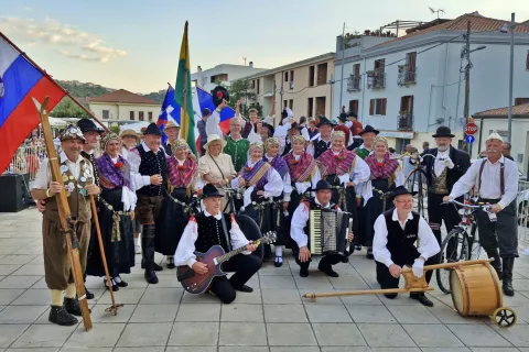 Ekipa Rovtarjev in Folklorna skupina Turističnega društva Kokrica na Sardiniji / Foto: arhiv Rovtarjev