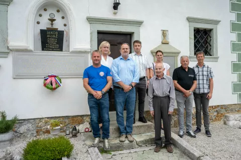 S polaganjem venca na grobu Jakoba Aljaža na pokopališču na Dovjem so počastili njegov spomin. / Foto: Nik Bertoncelj