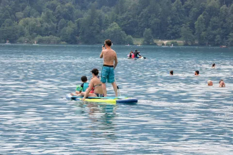 Blejsko jezero plavanje sup supanje čoln kajak vročina plavalci turisti Bled / Foto: Tina Dokl