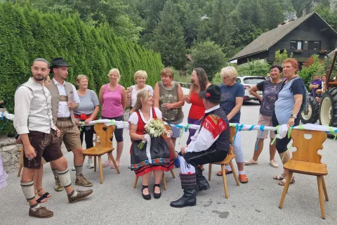 Šranga ... Tako zlahka pa Mirko že ne bo skočil v zakonski stan. / Foto: Suzana P. Kovačič