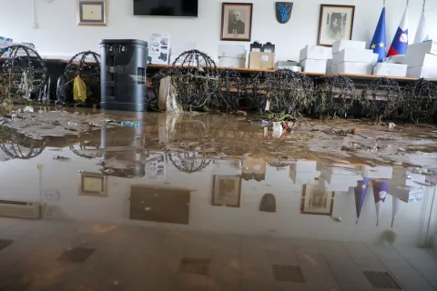 Lanskoletne poplave niso prizanesle niti občinski stavbi. Pretekli mesec so prejeli zeleno luč za njeno obnovo. Na fotografiji je poplavljena sejna soba. / Foto: Tina Dokl