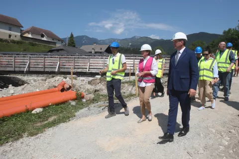 Infrastrukturna ministrica Alenka Bratušek si je s kamniškim županom Matejem Slaparjem ogledala potek gradnje novega mostu čez Kamniško Bistrico v Zgornjih Stranjah. / Foto: Gorazd Kavčič