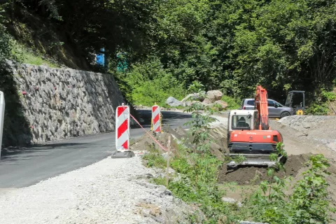 Eno leto po poplavah v Občini Gorenja vas - Poljane tiskovna konferenca na fotografiji sanacija po poplavah Zakobiljek / Foto: Tina Dokl