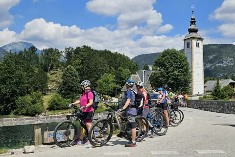 Bohinj je priljubljena destinacija tudi za kolesarje. / Foto: Nika Toporiš / Foto: 