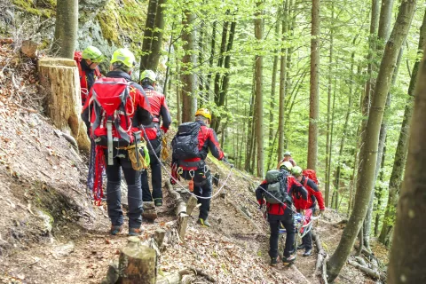 Po poteh kralja Karla III praznovanje ob kronanju kronanje kralj Karl III v Mojstrana na fotografiji gorski reševalci GRS Mojstrana / Foto: Tina Dokl