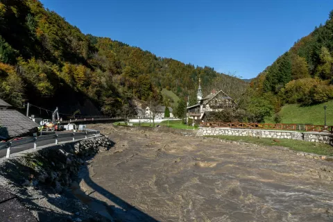 Železniki po neurje dežju dež iz zraka nov most proti poplavni / Foto: Andrej Tarfila