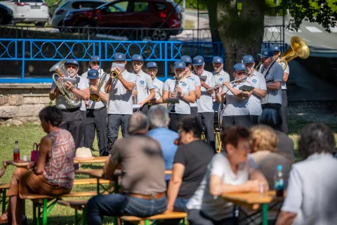 Na slovesnosti ob prazniku Krajevne skupnosti Podmežakla je nastopil Pihalni orkester Jesenice. / Foto: Nik Bertoncelj