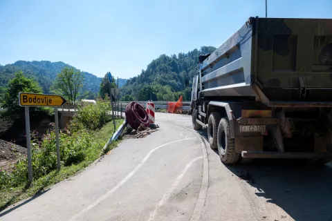 Sanacija mostu pri Bodovljah po poplavi / Foto: Primož Pičulin