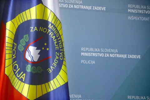 Policija, policijsko vozilo, intervencija, prometni prekršek, aretacija, pridržanje, posredovanje, kronika, umor, rop, kraja, policijska racija, policijski trak, Gasilci, požar, gasilsko vozilo, reševanje, nesreča, gašenje požara, intervencija, Gorska reševalna služba, GRS, reševanje v gorah, intervencija, helikoptersko reševanje, nesreča v gorah, planinci, zdrs, aki / Foto: Gorazd Kavčič