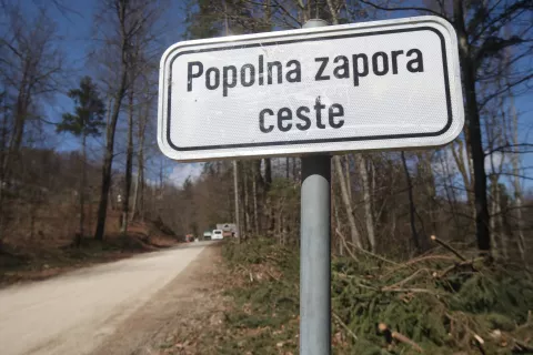 zapora ceste Gorenja vas - Hlavče njive sanacija ceste zemeljski plaz občina Gorenja vas - Poljane / Foto: Gorazd Kavčič