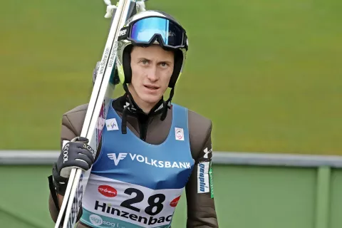 Peter Prevc se lahko pohvali z zlatim orlom, ki ga je osvojil v sezoni 2015/2016, letos pa je na prvi tekmi v Oberstdorfu pristal na 19. mestu. / Foto: Gorazd Kavčič / Foto: 