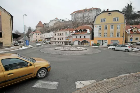 Postavitvi skulpture kolesarja v krožišče pod Jelenovim klancem v Zavodu za varstvo kulturne dediščine nasprotujejo, raje bi v njem videli kranjskega orla. / Foto: Gorazd Kavčič / Foto: 