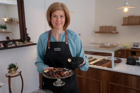 MA tiskovna konferenca za festival Čokolade Radovljica predstavitev najboljših pralin Nataša Mikelj lastnica čokoladnice Radolška čokolada / Foto: Tina Dokl