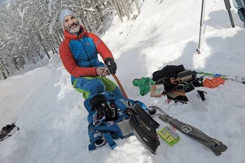 Potrebno opremo v gorah pozimi je predstavil Matjaž Šerkezi. / Foto: 