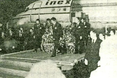 Krste s ponesrečenimi potniki so na Brnik pripeljali 9. decembra 1981. / Foto: Gorenjski glas, 11. 12. 1981 / Foto: 