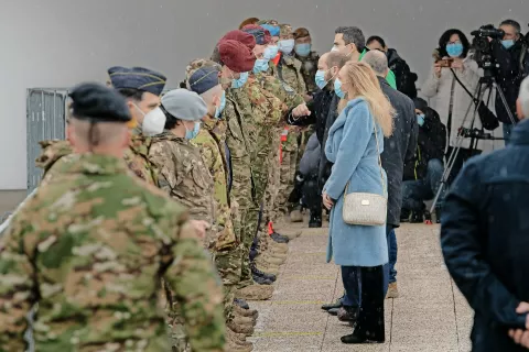 Prve zdravstvene delavce italijanske vojske, ki so v Slovenijo prispeli v nedeljo, sta v Vojašnici Petra Petriča v Kranju pozdravila minister za obrambo Matej Tonin in minister za zdravje Janez Poklukar. / Foto: Primož Pičulin / Foto: 