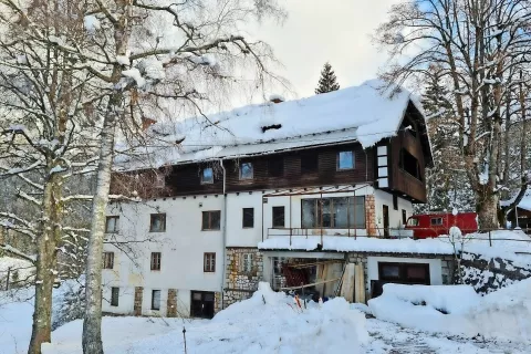 Hotel Belcijan na Planini pod Golico že vrsto let čaka na obnovo in novo življenje. / Foto: 