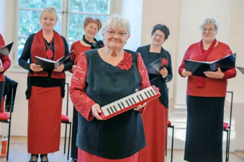 Metka Rutar Piber (v ospredju) se je odločila, da jeseni s svojimi pevkami Vokalne skupine Društva upokojencev Bled pripravi še zadnji koncert v svoji bogati karieri zborovske pevke in zborovodkinje. Zadnjič so nastopile konec oktobra na koncertu v radovljiški Baročni dvorani. / Foto: Tina Dokl / Foto: 