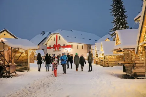 V soboto so zažarele praznične lučke v s snegom pobeljeni Kranjski Gori. / Foto: Tina Dokl / Foto: 