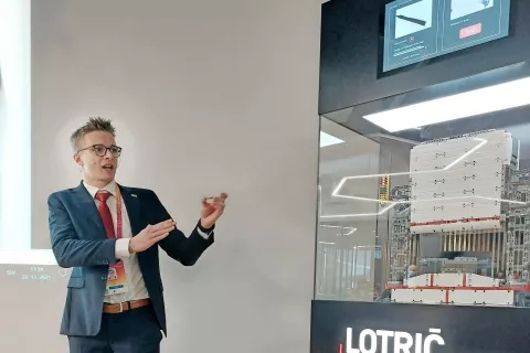 Vodja razvoja v skupini Lotrič Metrology Nejc Demšar je delovanje merilnih sistemov Trames ponazoril s pomočjo posebne makete iz lego kock. / Foto: 