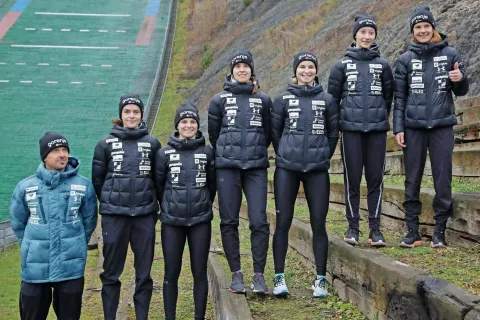 Naša ženska reprezentanca v smučarskih skokih je pred prvo tekmo svetovnega pokala v Rusiji trenirala na kranjski skakalnici. / Foto: Gorazd Kavčič / Foto: 