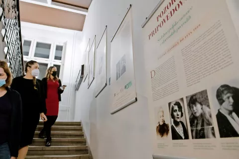 Razstava Pozorna pripovedovalka – sodobne poljske avtorice v slovenskih prevodih bo na ogled do konca decembra. / Foto: Primož Pičulin / Foto: 