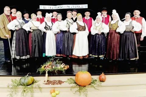 Skupinski posnetek cerkljanskih folkloristov, tudi prejemnikov Maroltovih značk / Foto: 