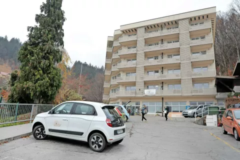 V Domu dr. Franceta Bergelja Jesenice bodo zgradili nov objekt za začasno namestitev in dnevno varstvo starejših, velika pridobitev pa bo tudi garažna etaža. / Foto: Tina Dokl / Foto: 