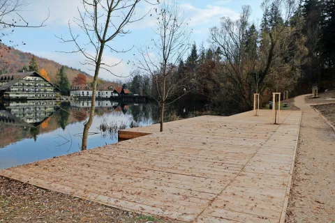 Obala jezera Črnava dobiva drugačno podobo. / Foto: 