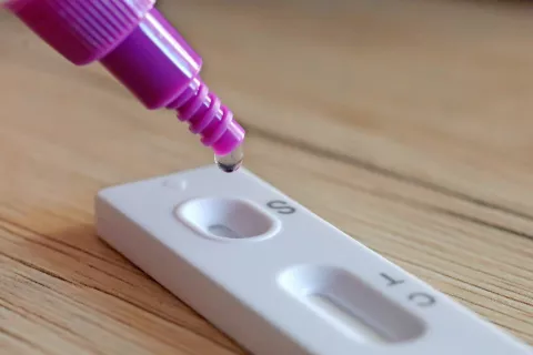 Ravnatelji predlagajo, da bi samotestiranje za učence od prvega do petega razreda izvajali v domačem okolju. / Foto: Gorazd Kavčič / Foto: 