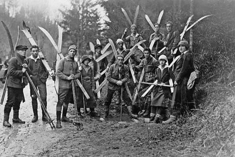 Skalaši so poleg plezanja v gorah gojili tudi smučanje. / Foto: arhiv Slovenskega planinskega muzeja / Foto: 