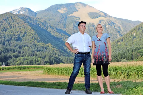 Slavko Prezelj in Petra Lombar Premru ob koncu letošnjega poletja, v ozadju pa znamenita Zaplata / Foto: Alenka Brun / Foto: 