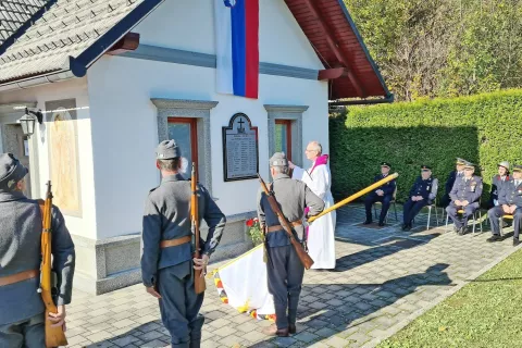 Spominsko ploščo, ki jo je umetniško oblikoval v Ljubnem živeči akademski slikar Nikolaj Mašukov, je odkril radovljiški župan Ciril Globočnik, blagoslovila pa sta jo župnik Jože Tomšič in nekdanji župnik v Ljubnem Pavle Juhant. / Foto: 