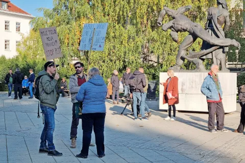 Na Slovenskem trgu v Kranju se je v sredo popoldan zbralo nekaj več kot sto protestnikov. / Foto: 