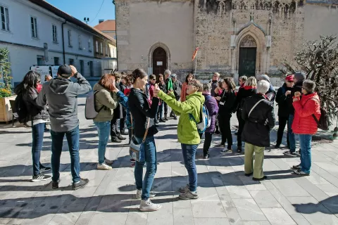 Osebe z okvaro vida in sluha ter njihovi spremljevalci, ki so skrbeli za tolmačenje razlag v jezik gluhoslepih, med ogledom starega dela Kranja / Foto: Primož Pičulin / Foto: 