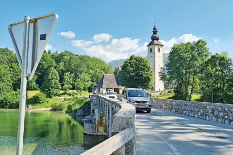 Obnove starega in z motornim prometom zelo obremenjenega mostu se bo lotila država, občina pa nekaj stran načrtuje gradnjo nove brvi za pešce in kolesarje. / Foto: 