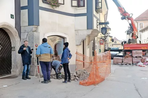 Na Mestnem trgu te dni potekajo arheološke raziskave. / Foto: 