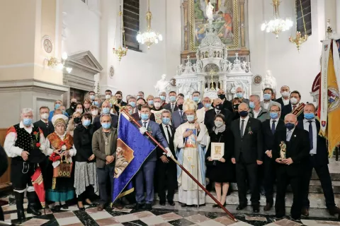 Udeleženci krsta prapora v baziliki na Brezjah / Foto: OZS / Foto: 